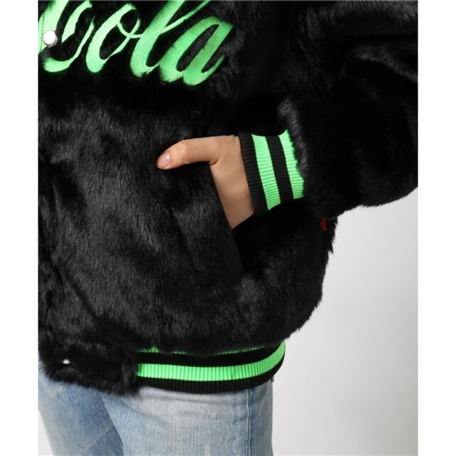 JOYRICH(ジョイリッチ)のJOYRICH Coca-Cola ファーブルゾン　コカコーラ　コラボ レディースのジャケット/アウター(ブルゾン)の商品写真