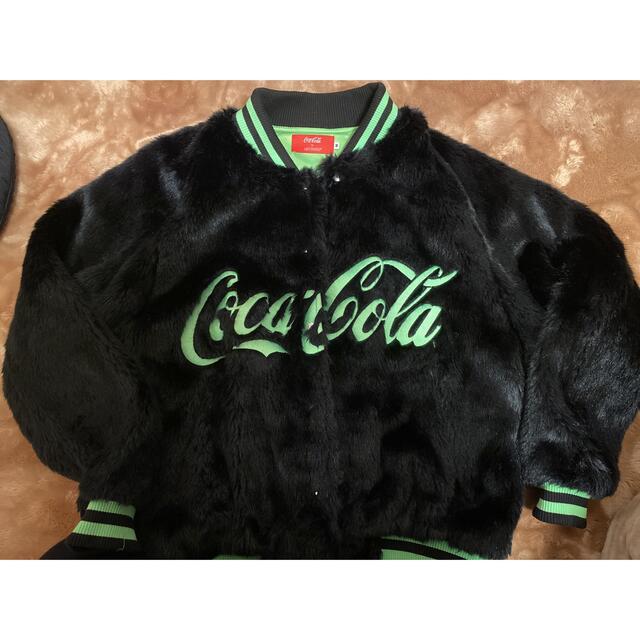 JOYRICH(ジョイリッチ)のJOYRICH Coca-Cola ファーブルゾン　コカコーラ　コラボ レディースのジャケット/アウター(ブルゾン)の商品写真