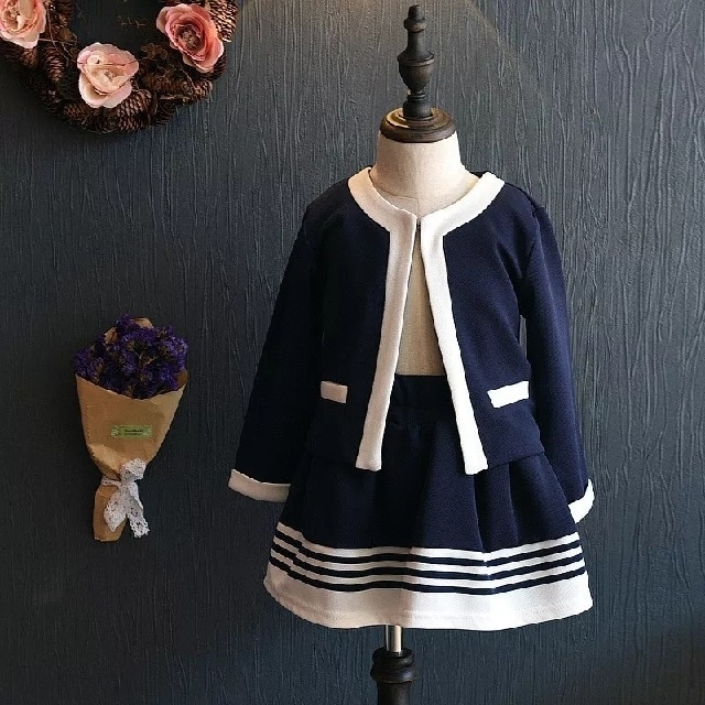 ノーカラー フォーマル スーツ 110 ジャケット  紺 × 白 キッズ/ベビー/マタニティのキッズ服男の子用(90cm~)(ドレス/フォーマル)の商品写真