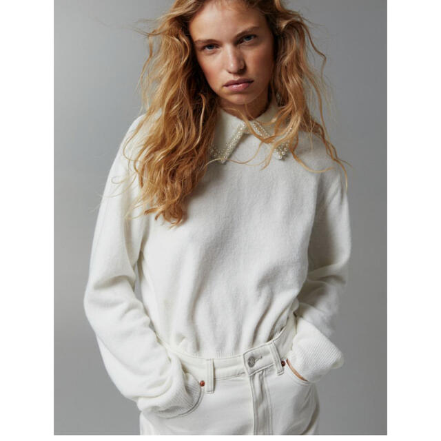 H&M(エイチアンドエム)のビーズカラーセーター　ニット　襟付き　ビーズ　かわいい　レディース　ホワイト レディースのトップス(ニット/セーター)の商品写真