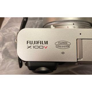 富士フイルム - 【中古・美品】 FUJIFILM x100v シルバー の通販 by
