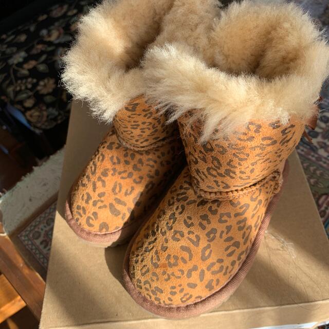 UGG(アグ)のアグのリボン🎀付　キッズブーツ　16 キッズ/ベビー/マタニティのキッズ靴/シューズ(15cm~)(ブーツ)の商品写真