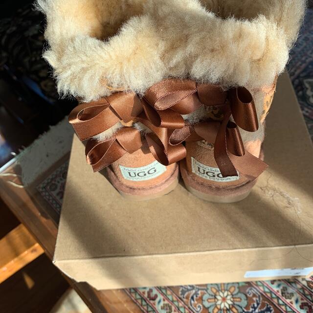 UGG(アグ)のアグのリボン🎀付　キッズブーツ　16 キッズ/ベビー/マタニティのキッズ靴/シューズ(15cm~)(ブーツ)の商品写真