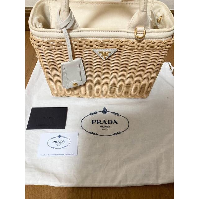 PRADAのカゴバッグ