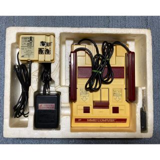 ニンテンドウ(任天堂)の任天堂 ファミリーコンピュータ本体+ソフト4本セット(家庭用ゲーム機本体)