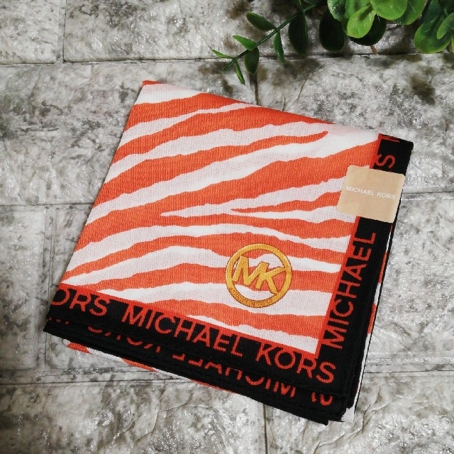 Michael Kors(マイケルコース)の新品シール付　マイケル・コース　ロゴ入りハンカチーフ　50×50 レディースのファッション小物(ハンカチ)の商品写真