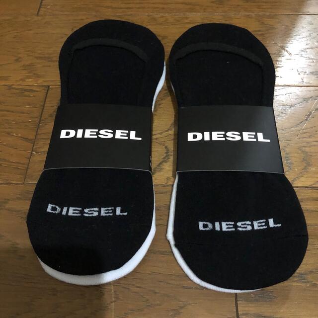 DIESEL(ディーゼル)のDIESEL ディーゼル　2足組み2セット　合計4足　ブラックとホワイト メンズのレッグウェア(ソックス)の商品写真
