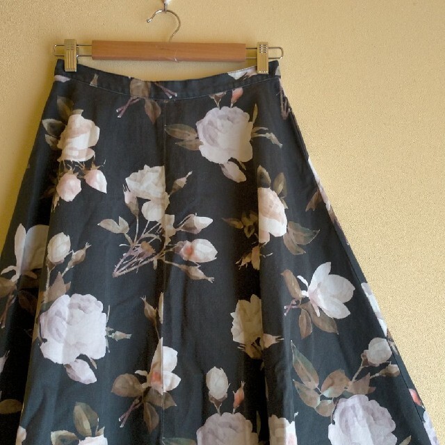 moussy(マウジー)のmoussy レトロ 花柄 ミディ丈 タック フレアスカート レディースのスカート(ロングスカート)の商品写真