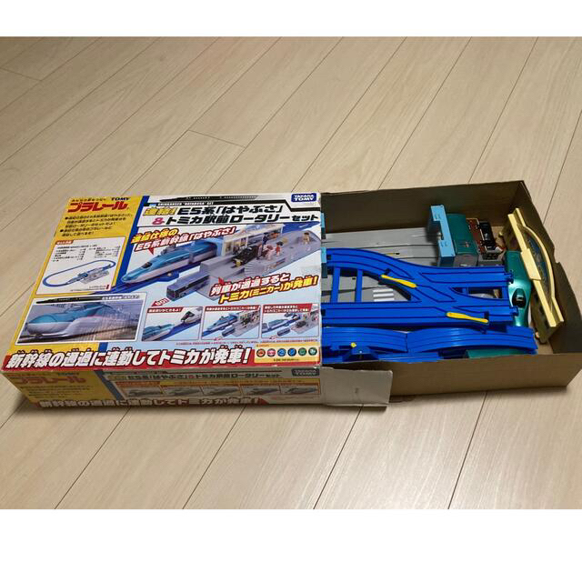 Takara Tomy おまけ付 プラレール 連結！E5系「はやぶさ」＆トミカ駅前ロータリーセットの通販 by ほこ｜タカラトミーならラクマ