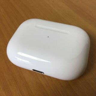 1）Apple純正 AirPods Pro用 ワイヤレス充電ケース A2190