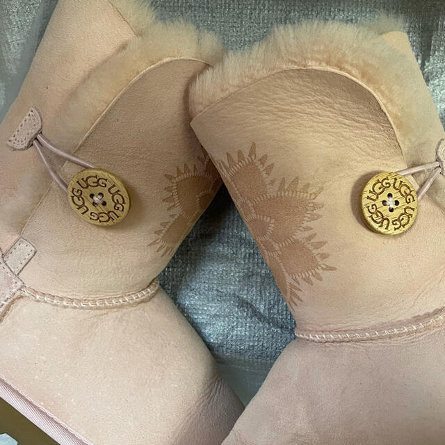 UGG - 【未使用】UGG アグ ムートン ブーツ ショート丈 ボタン付きの