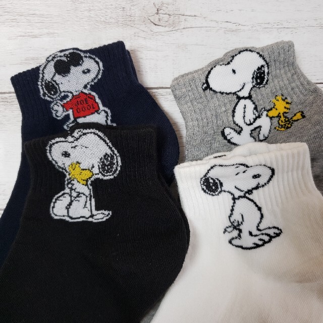 SNOOPY(スヌーピー)の【送料込み】【SNOOPY】激かわ♡スヌーピー靴下4足セット(黒グレー紺白） レディースのレッグウェア(ソックス)の商品写真