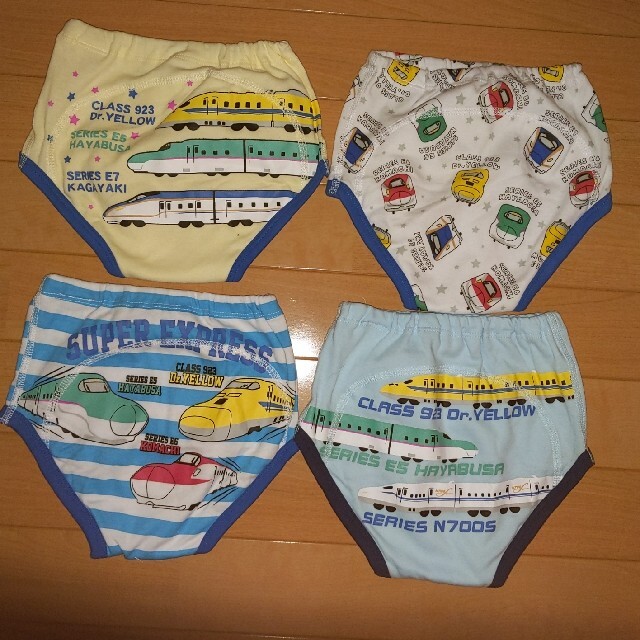 【新品】でんたまトレパン4枚組 キッズ/ベビー/マタニティのおむつ/トイレ用品(トレーニングパンツ)の商品写真