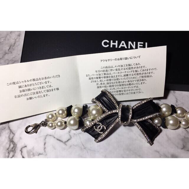 CHANEL(シャネル)のレア美品♡確実正規品♡CHANEリボンココマークストーンパール3連ブレスレット♡ レディースのアクセサリー(ブレスレット/バングル)の商品写真