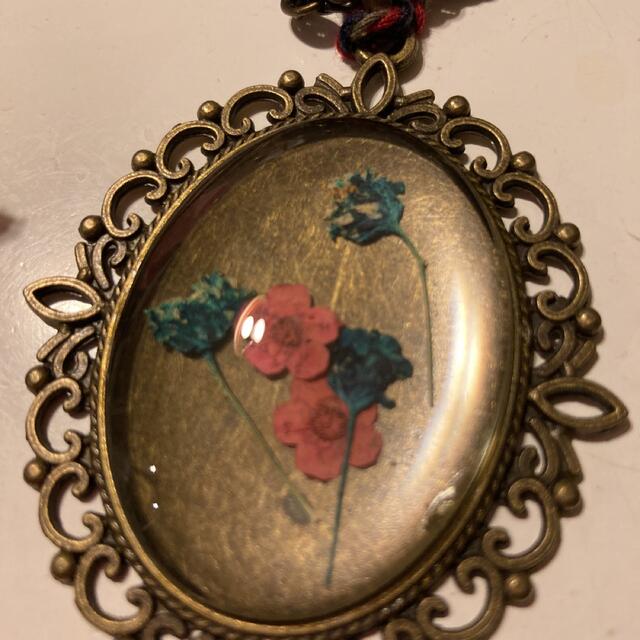 小花が入ったネックレス レディースのアクセサリー(ネックレス)の商品写真