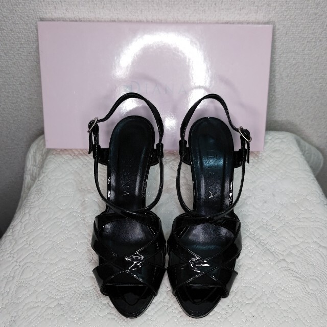 DIANA(ダイアナ)のDIANA エナメル クロスサンダル レディースの靴/シューズ(サンダル)の商品写真