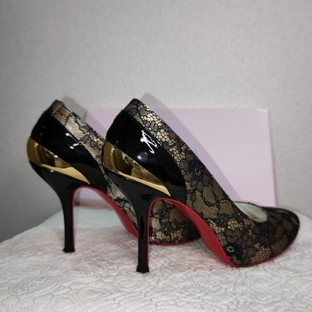 DIANA(ダイアナ)のDIANA 黒レース×ゴールド パンプス レディースの靴/シューズ(ハイヒール/パンプス)の商品写真