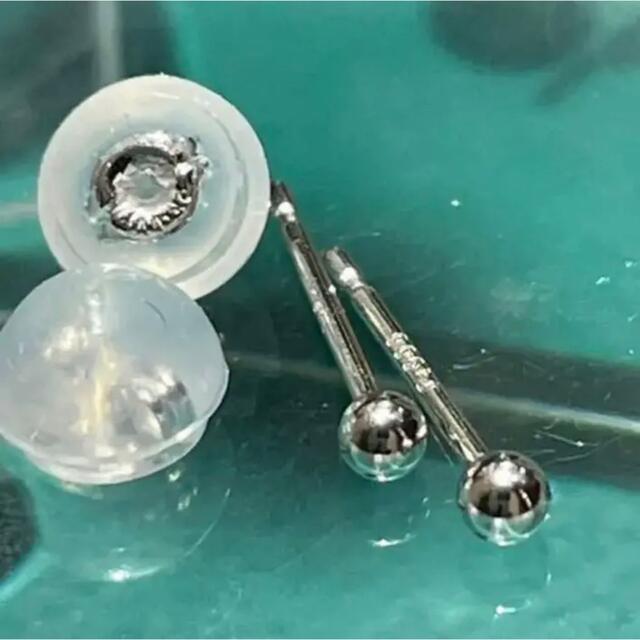 ☆新品☆ PT900 丸玉2mm 地金　ピアス   プラチナ レディースのアクセサリー(ピアス)の商品写真