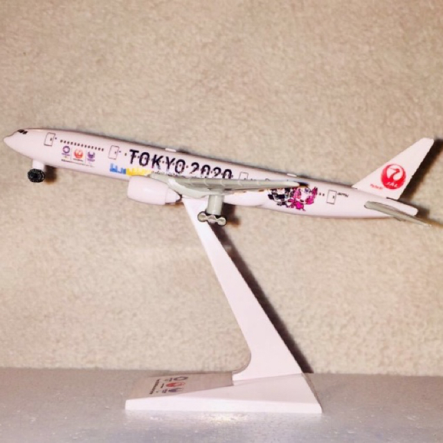 JAL(日本航空)(ジャル(ニホンコウクウ))のJAL TOKYO2020 特別塗装機限定モデルプレーン エンタメ/ホビーのテーブルゲーム/ホビー(航空機)の商品写真