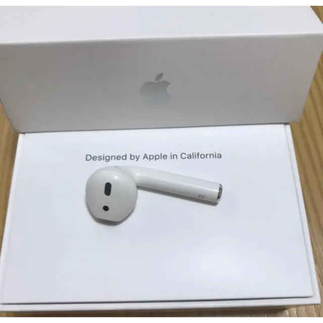 Apple(アップル)のエアーポッズ　第二世代　第２世代　AirPods 右耳のみ　R片耳　Apple スマホ/家電/カメラのオーディオ機器(ヘッドフォン/イヤフォン)の商品写真