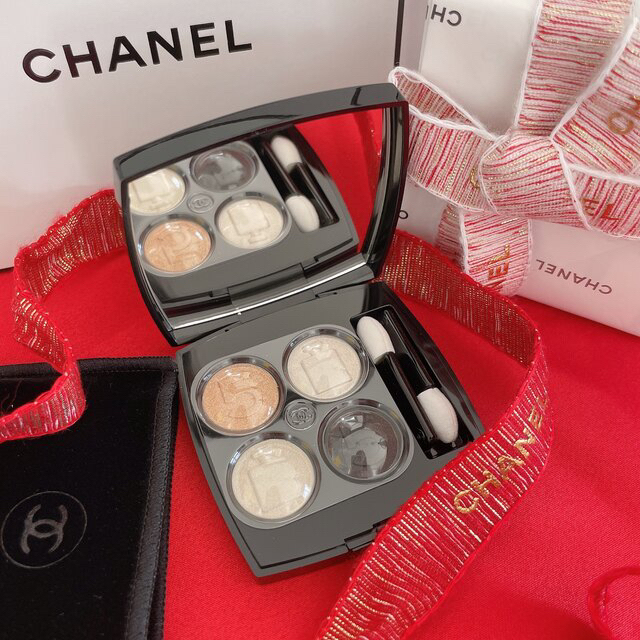 CHANEL(シャネル)の新品未使用　シャネル　クリスマス限定　アイシャドウ　ショッパーつき コスメ/美容のベースメイク/化粧品(アイシャドウ)の商品写真