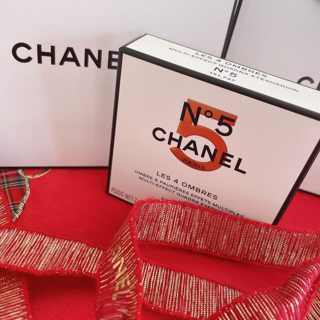 CHANEL(シャネル)の新品未使用　シャネル　クリスマス限定　アイシャドウ　ショッパーつき コスメ/美容のベースメイク/化粧品(アイシャドウ)の商品写真