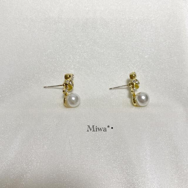 No .69  ゴールド　ビジュー　結び　パール レディースのアクセサリー(ピアス)の商品写真