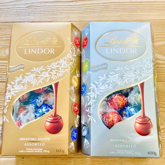 Lindt(リンツ)のリンツ リンドール チョコレート ゴールド 24個&シルバー 24個 詰め合わせ 食品/飲料/酒の食品(菓子/デザート)の商品写真