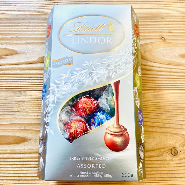 Lindt(リンツ)のリンツ リンドール チョコレート ゴールド 24個&シルバー 24個 詰め合わせ 食品/飲料/酒の食品(菓子/デザート)の商品写真