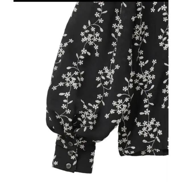 clane 花柄刺繍トップス　新品未使用 レディースのトップス(シャツ/ブラウス(長袖/七分))の商品写真