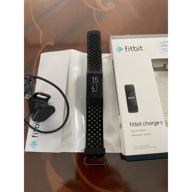 ⭐︎フィットビットFitbit charge4美品⭐︎ スポーツ/アウトドアのトレーニング/エクササイズ(トレーニング用品)の商品写真