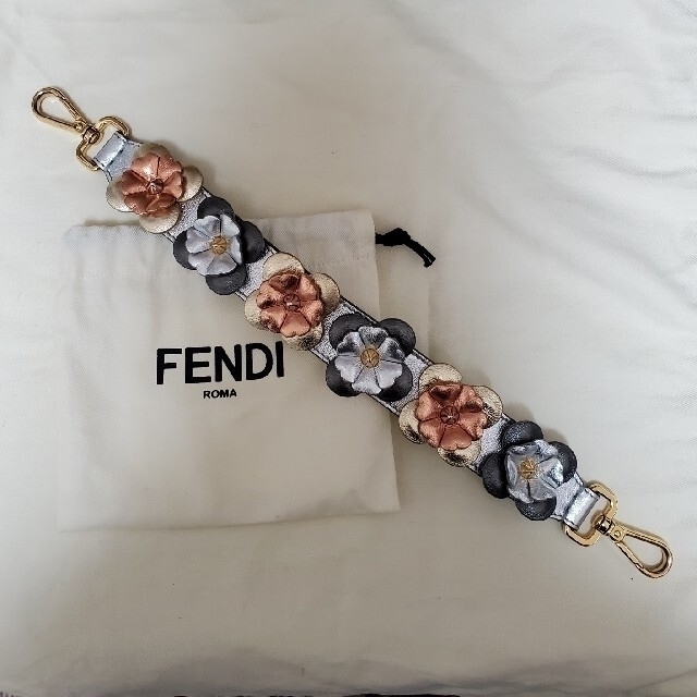 美品☆FENDIストラップユー