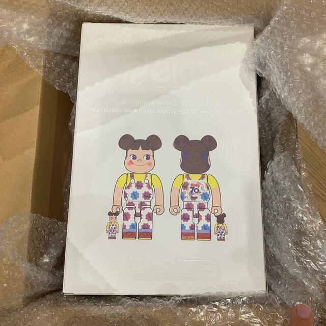 不二家(フジヤ)のBE＠RBRICK ペコちゃん ミルキー70周年デザイン 100％ & 400％ エンタメ/ホビーのフィギュア(その他)の商品写真