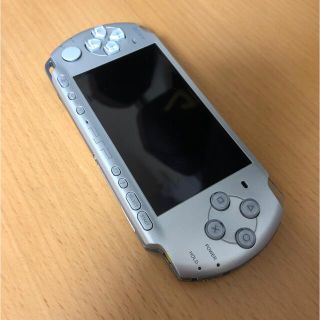 プレイステーションポータブル(PlayStation Portable)のPSP プレイステーションポータブル　シルバー(携帯用ゲーム機本体)