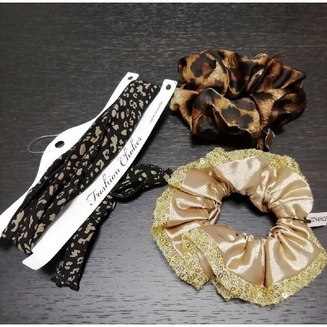新品アクセサリー3点セット(シュシュ×2, チョーカー×1) レディースのヘアアクセサリー(ヘアゴム/シュシュ)の商品写真
