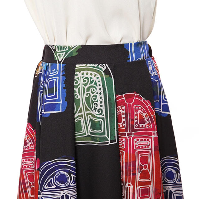 merlot(メルロー)のメルロー  お城のトビラ柄スカート  ブラック レディースのスカート(ロングスカート)の商品写真