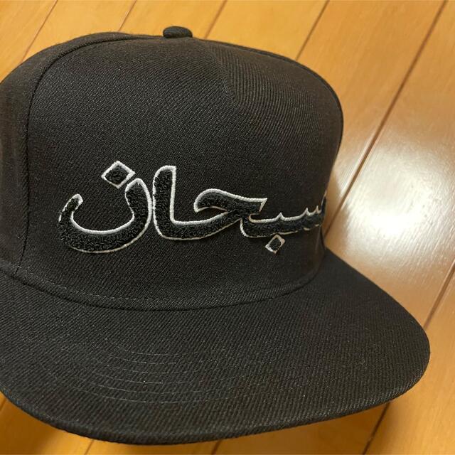 Supreme(シュプリーム)の【新品】Supreme Arabic Logo 5-Panel ブラック メンズの帽子(キャップ)の商品写真