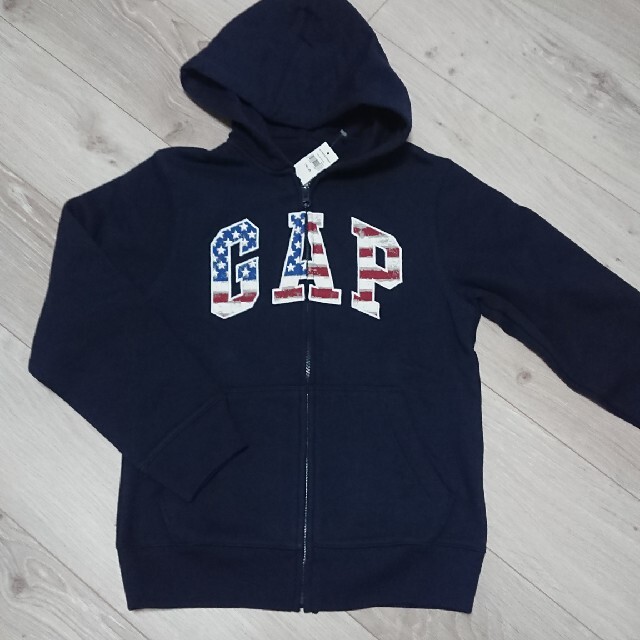 GAP Kids(ギャップキッズ)のGAPKIDS 裏起毛 ロゴパーカー キッズ/ベビー/マタニティのキッズ服男の子用(90cm~)(ジャケット/上着)の商品写真