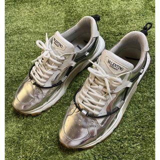 ヴァレンティノ(VALENTINO)の美品希少VALENTINO ヴァレンティノ　シルバー　メタリックdadスニーカー(スニーカー)