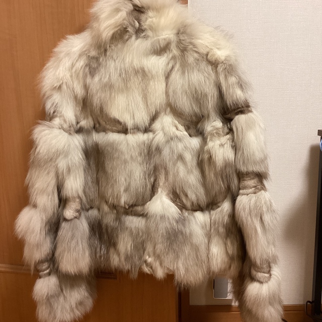 マリメロディさま専用　シルバーフォックス レディースのジャケット/アウター(毛皮/ファーコート)の商品写真