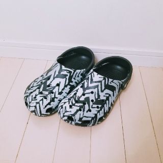 クロックス(crocs)の宝ちゃん様専用◆美品◆crocs◆幾何学柄グレー×黒 サンダル 23㎝(サンダル)