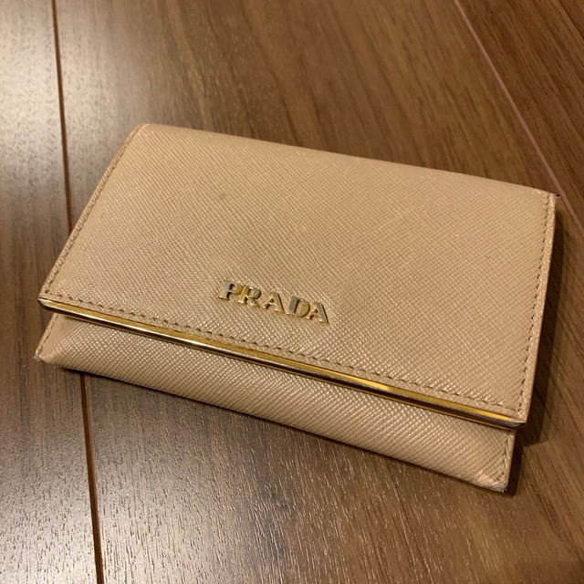 PRADA(プラダ)のPRADA プラダ　カードケース　ピンクベージュ レディースのファッション小物(財布)の商品写真