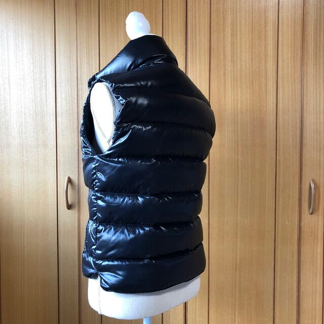 MONCLER(モンクレール)のここな様専用　MONCLER ダウンベスト　ブラック　サイズ0 レディースのジャケット/アウター(ダウンベスト)の商品写真