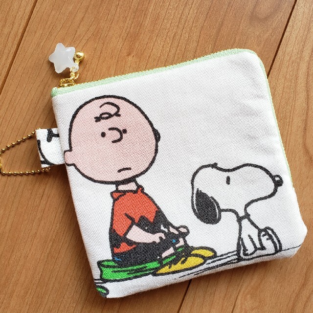 SNOOPY(スヌーピー)のハンドメイド スヌーピー&フレンズ L字ファスナーサニタリーポーチ ミニポーチ ハンドメイドのファッション小物(ポーチ)の商品写真