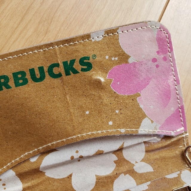 Starbucks Coffee(スターバックスコーヒー)の訳有品）ハンドメイド 紙袋リメイク キーケース スターバックス桜 スタバ レディースのファッション小物(キーケース)の商品写真