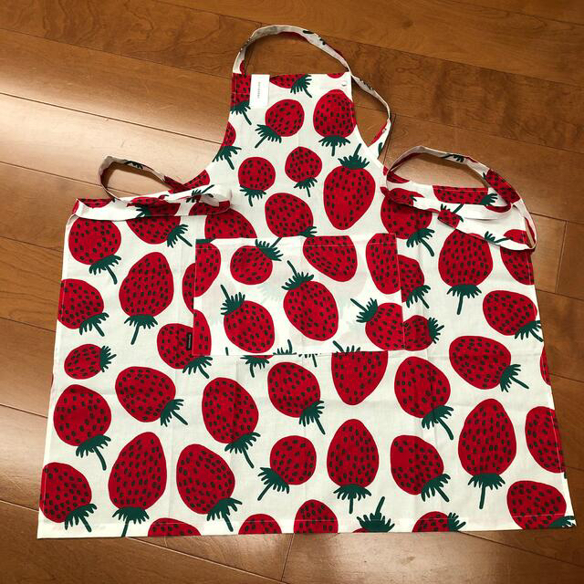 marimekko(マリメッコ)のマリメッコイチゴエプロン レディースのレディース その他(その他)の商品写真