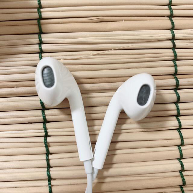 APPLE EarPods with Lightning Connector M スマホ/家電/カメラのオーディオ機器(ヘッドフォン/イヤフォン)の商品写真