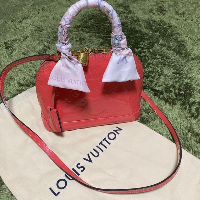 LOUIS VUITTON(ルイヴィトン)のスカーフ•バンドー付き LOUIS VUITTON ヴェルニ アルマBBバッグ レディースのバッグ(ショルダーバッグ)の商品写真