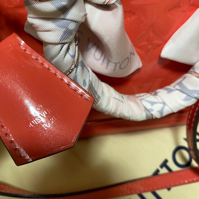 LOUIS VUITTON(ルイヴィトン)のスカーフ•バンドー付き LOUIS VUITTON ヴェルニ アルマBBバッグ レディースのバッグ(ショルダーバッグ)の商品写真