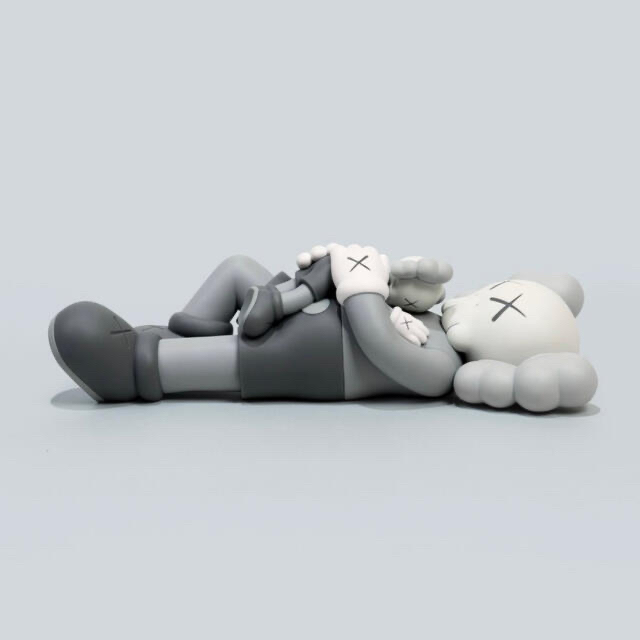 MEDICOM TOY(メディコムトイ)のKAWS HOLIDAY SINGAPORE GREY ハンドメイドのおもちゃ(フィギュア)の商品写真